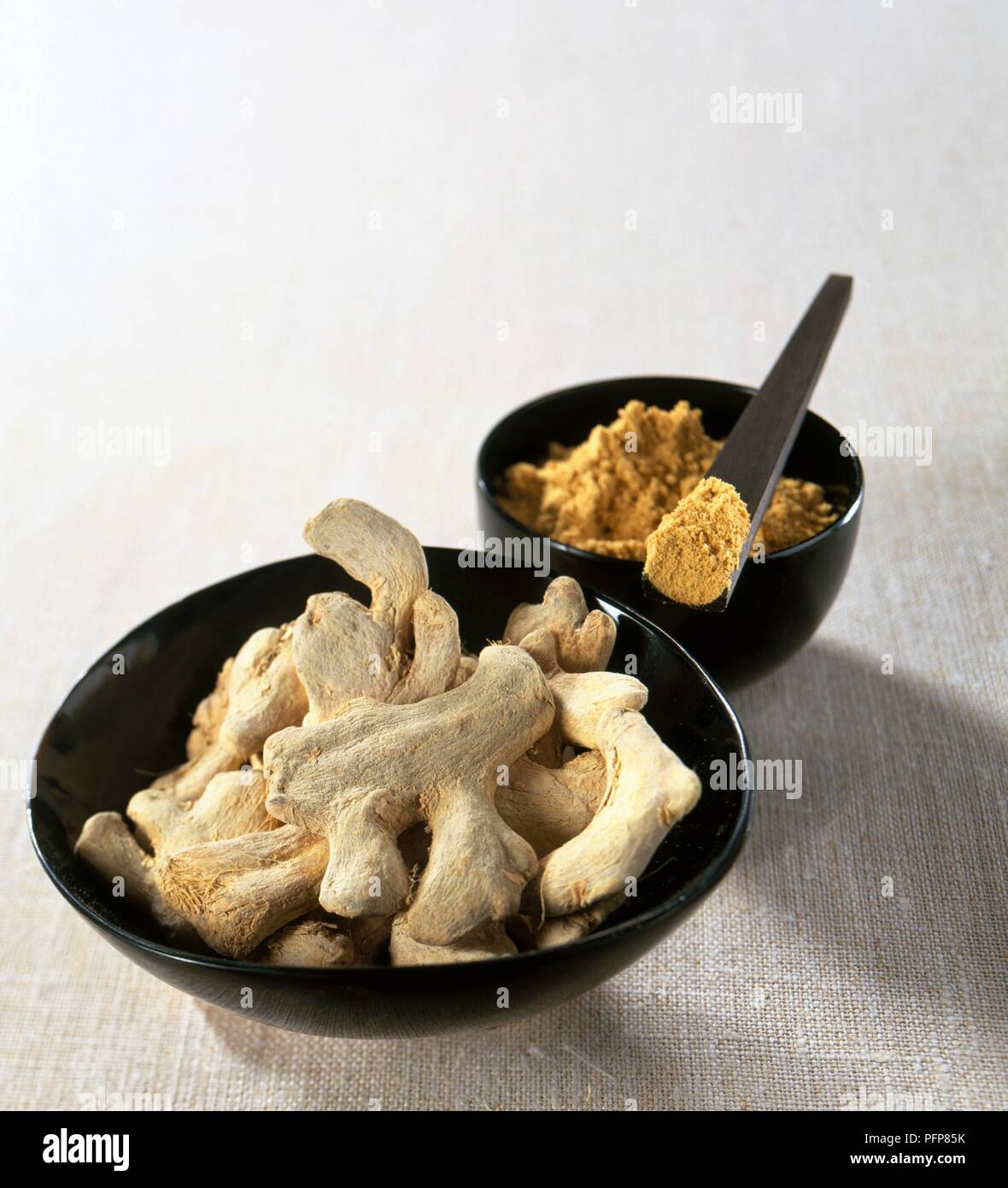 Zingiber officinale (gingembre), rhizome et le gingembre en brun bowls Banque D'Images