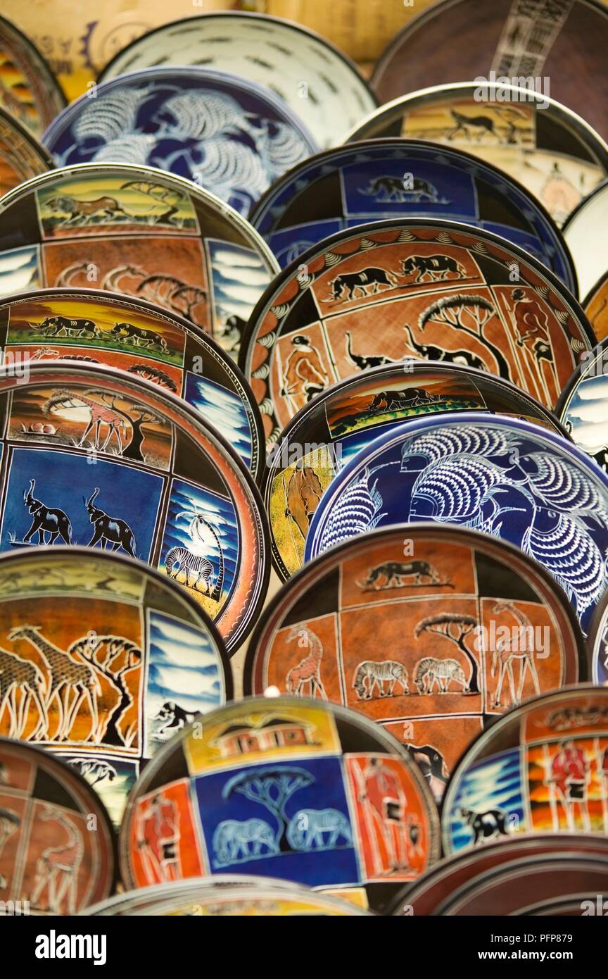 Kenya, Nairobi, marché Masaï, assiettes décorées de motifs animaliers Banque D'Images