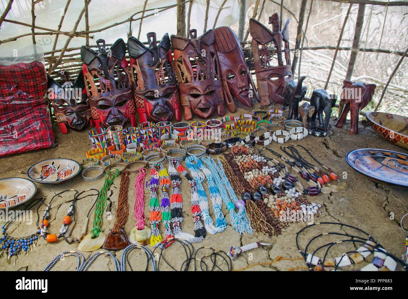 Le Kenya, l'Olboma, souvenirs à vendre dans un village massaï (manyatta), sur le bord de Masai Mara National Reserve Banque D'Images