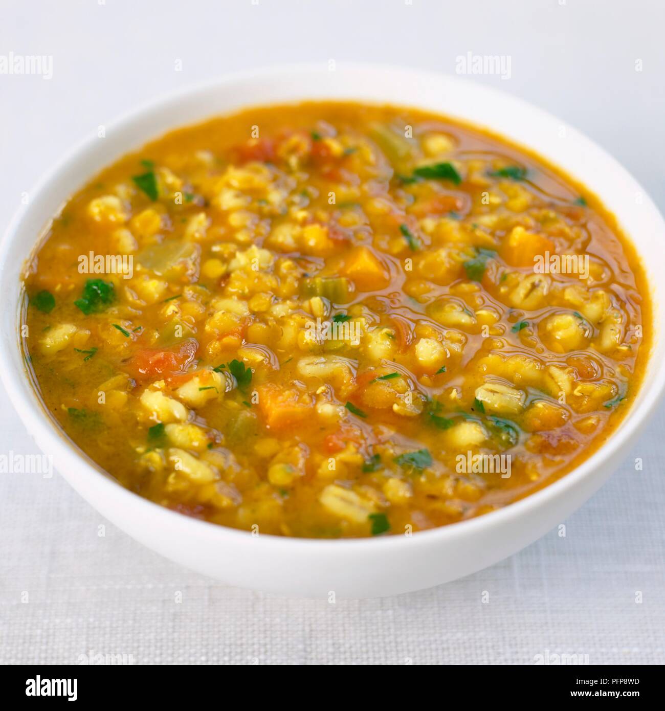 Bol de soupe de lentilles avec de l'orge Banque D'Images