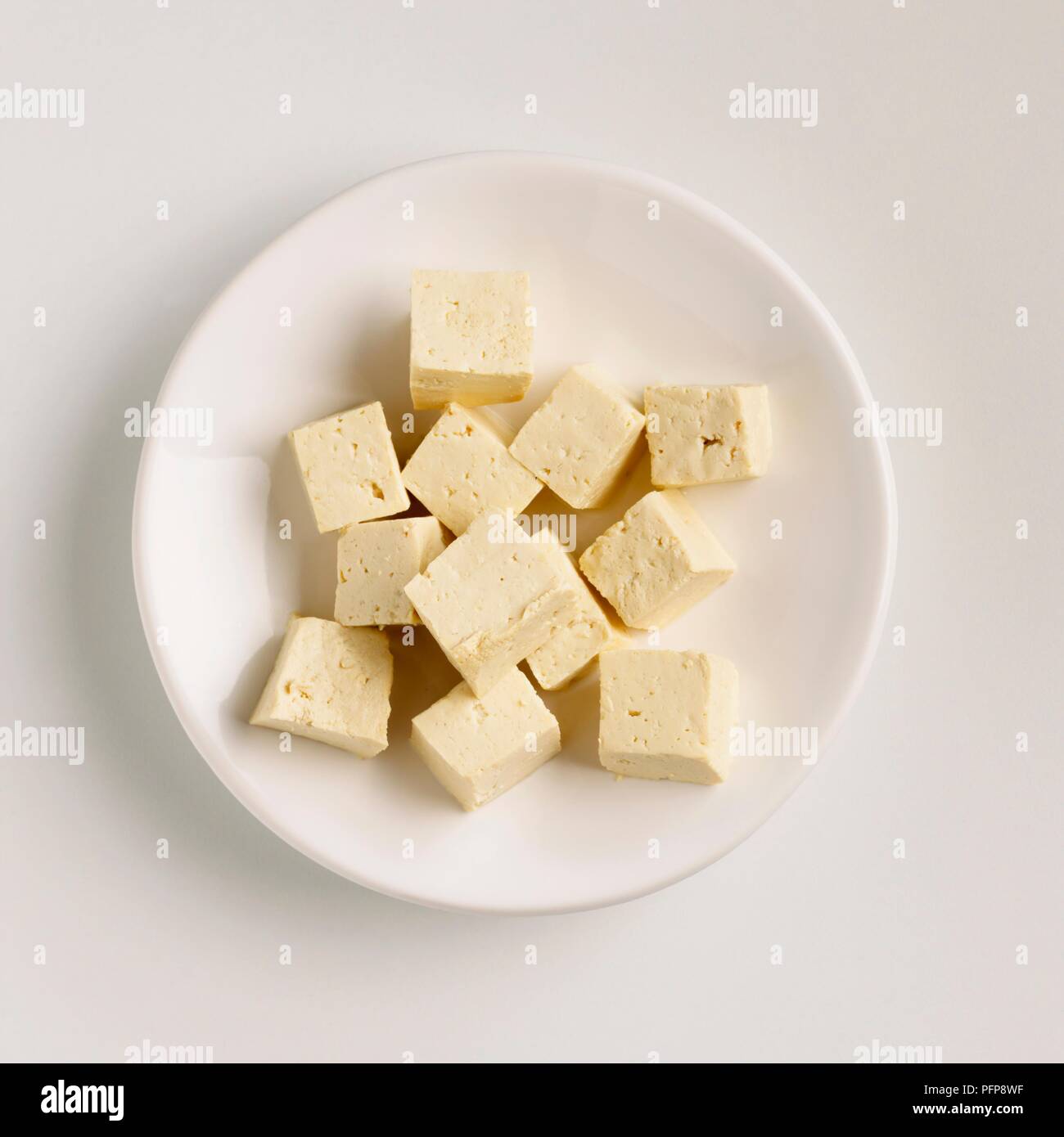 Des cubes de tofu une plaque Banque D'Images