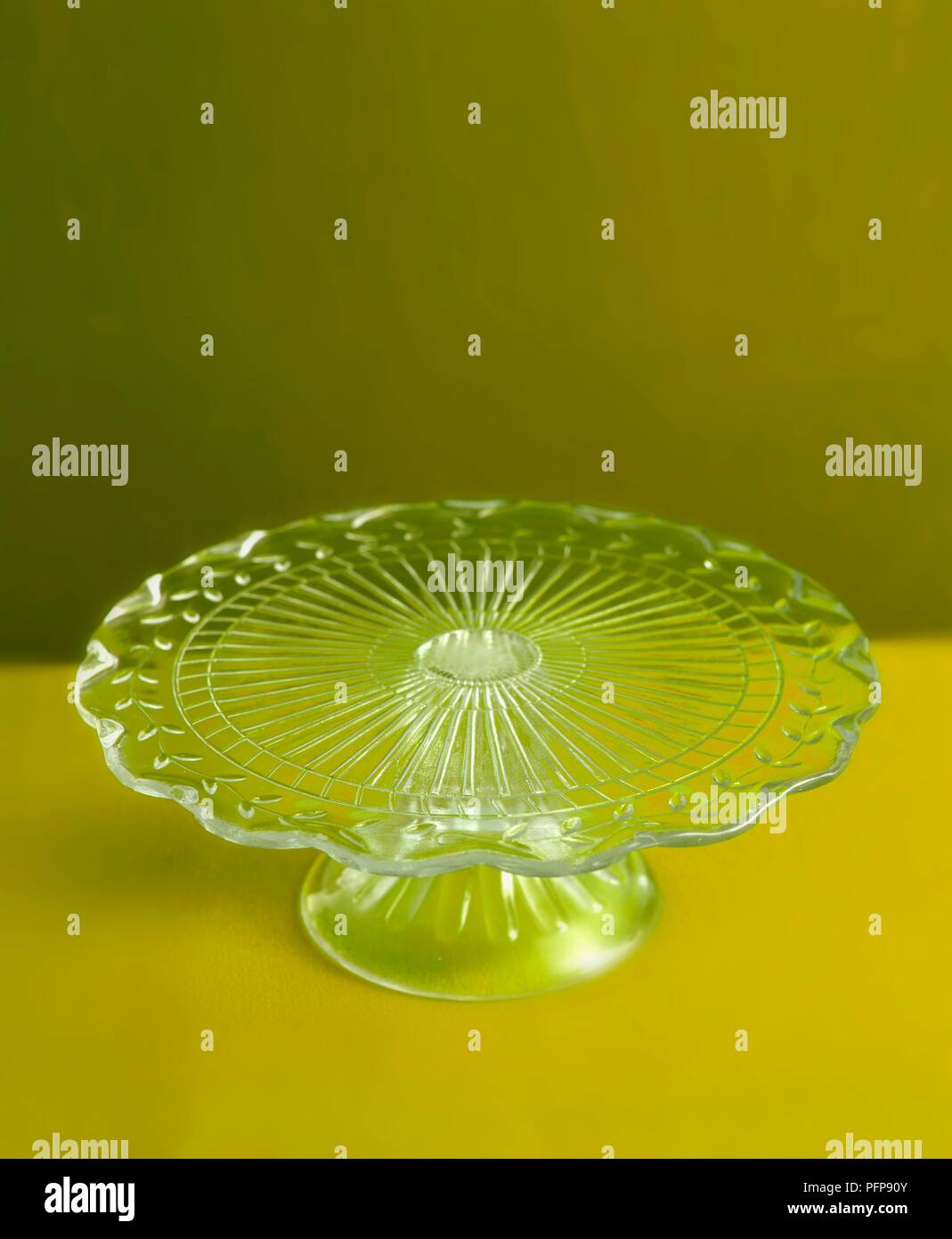 Couper le verre cakestand Banque D'Images