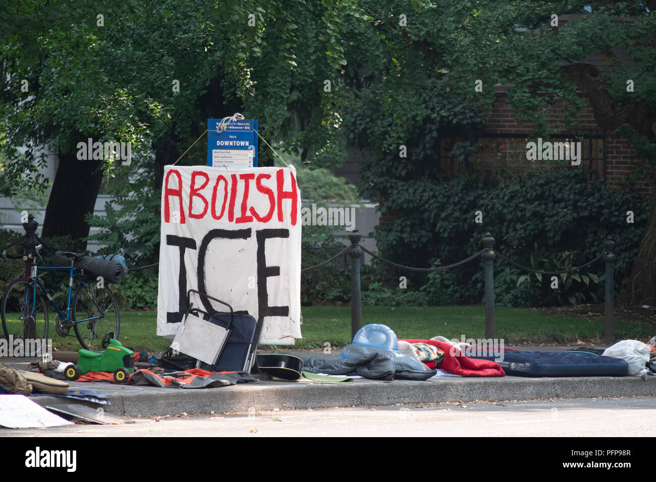 Grand "Supprimer ICE' signe au tissu camp de protestation contre l'Immigration and Customs Enforcement Agency à Chapman square park près de Portland City Hall Banque D'Images