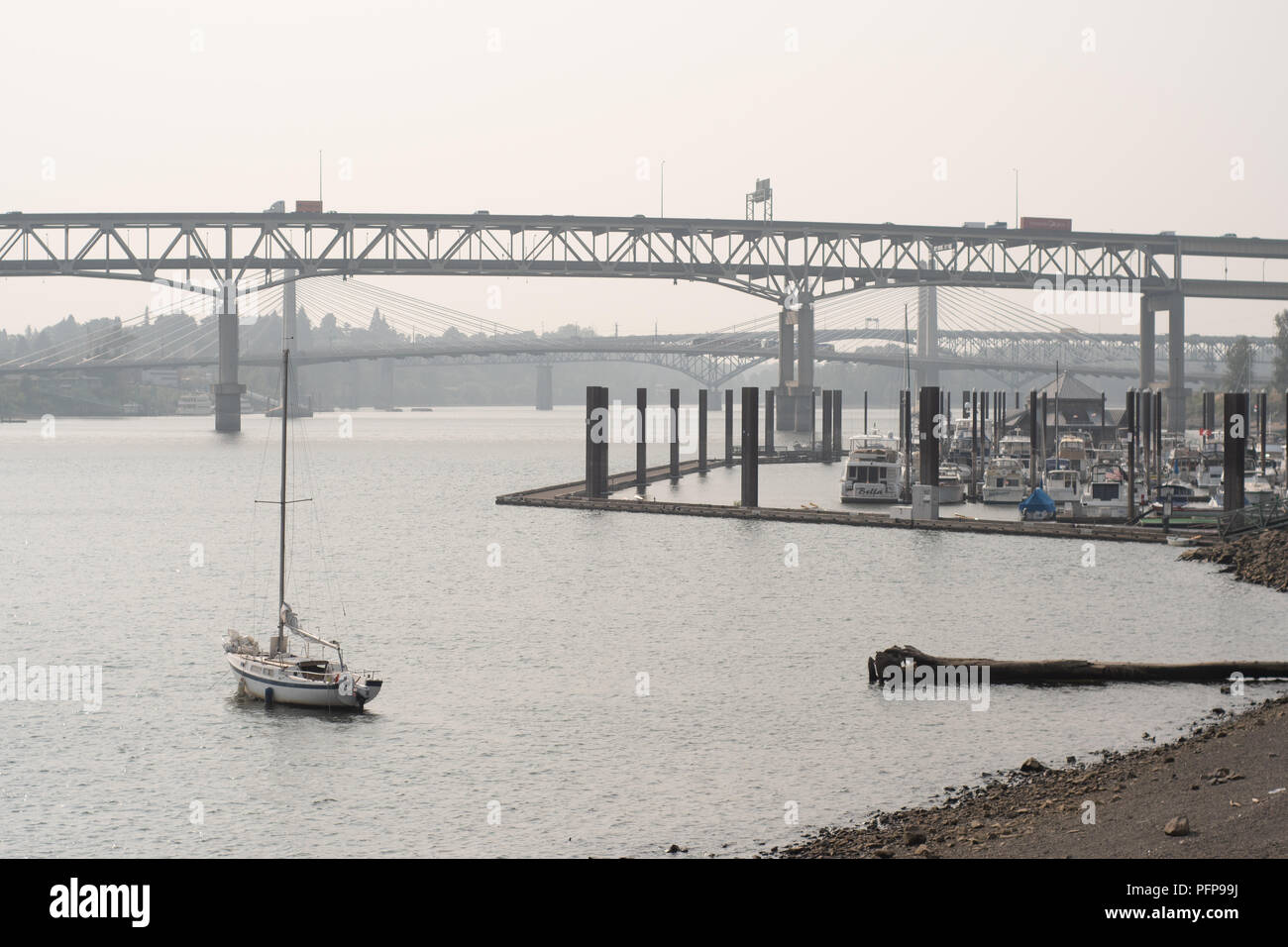 Regardant la rivière Willamette et plusieurs ponts à Portland, Oregon, la vue obscurcie par la fumée des incendies de forêt sur la côte ouest Banque D'Images