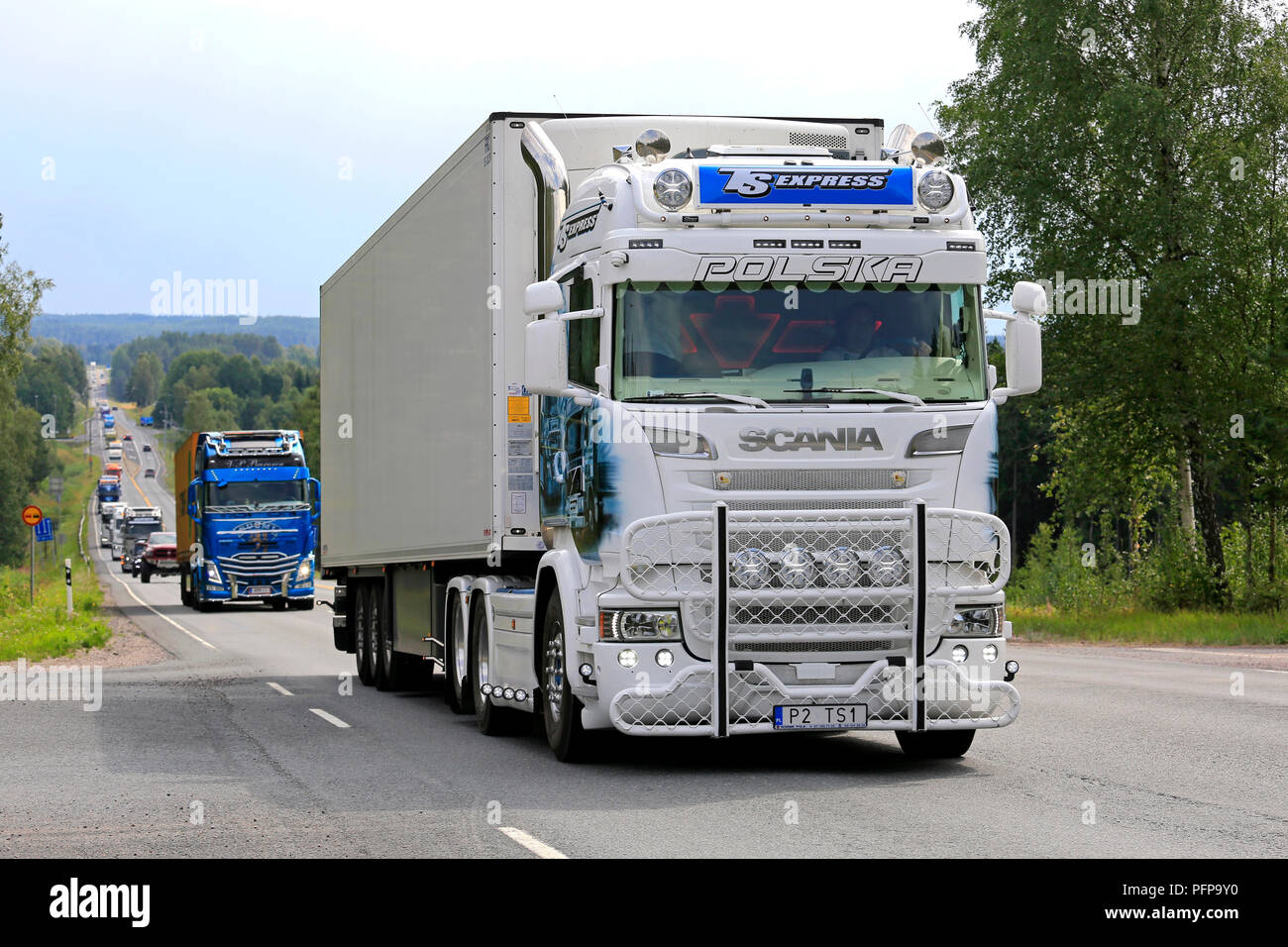 Kokemäki, FINLANDE - 9 août 2018 : blanc semi remorque frigorifique Scania personnalisés TS Express, Pologne, en convoi de camions au pouvoir Truck Show 2018. Banque D'Images