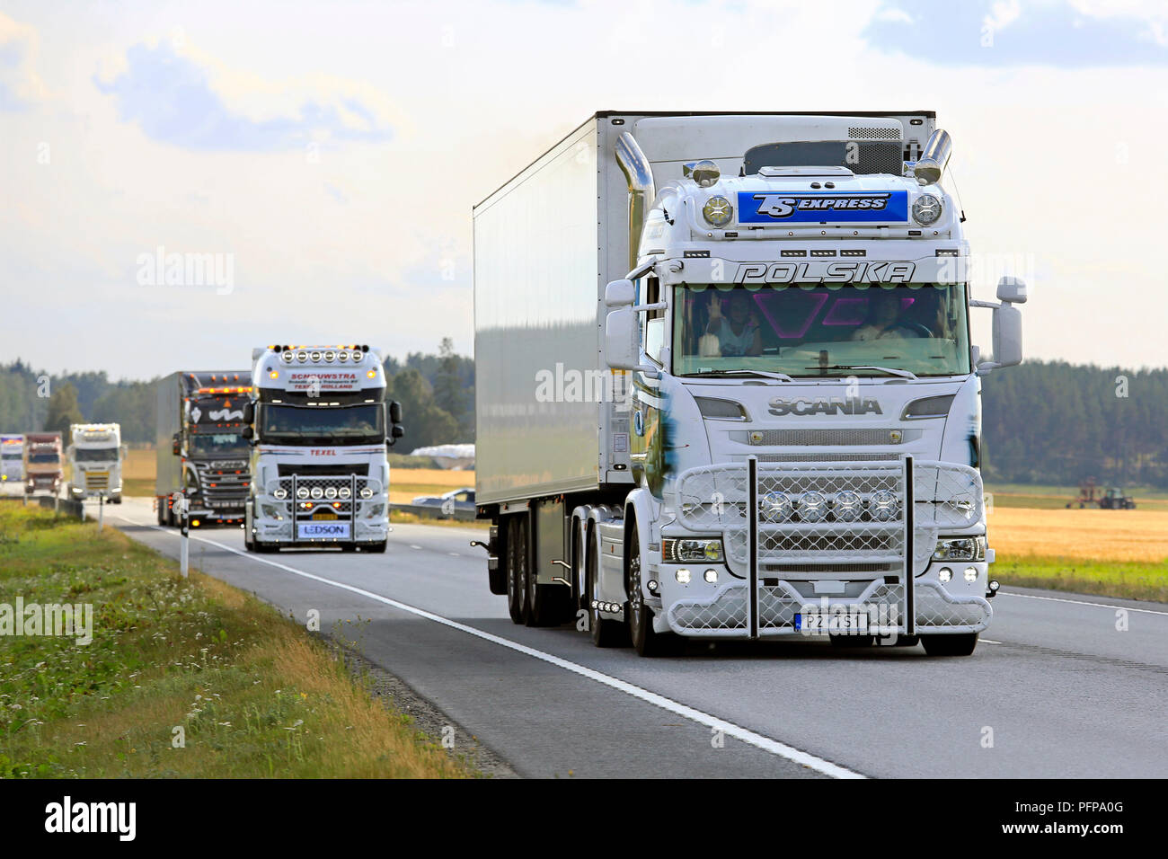 LUOPAJARVI, FINLANDE - 9 août 2018 : blanc semi remorque frigorifique Scania personnalisées de TS Express en convoi de camions au pouvoir Truck Show 2018. Banque D'Images