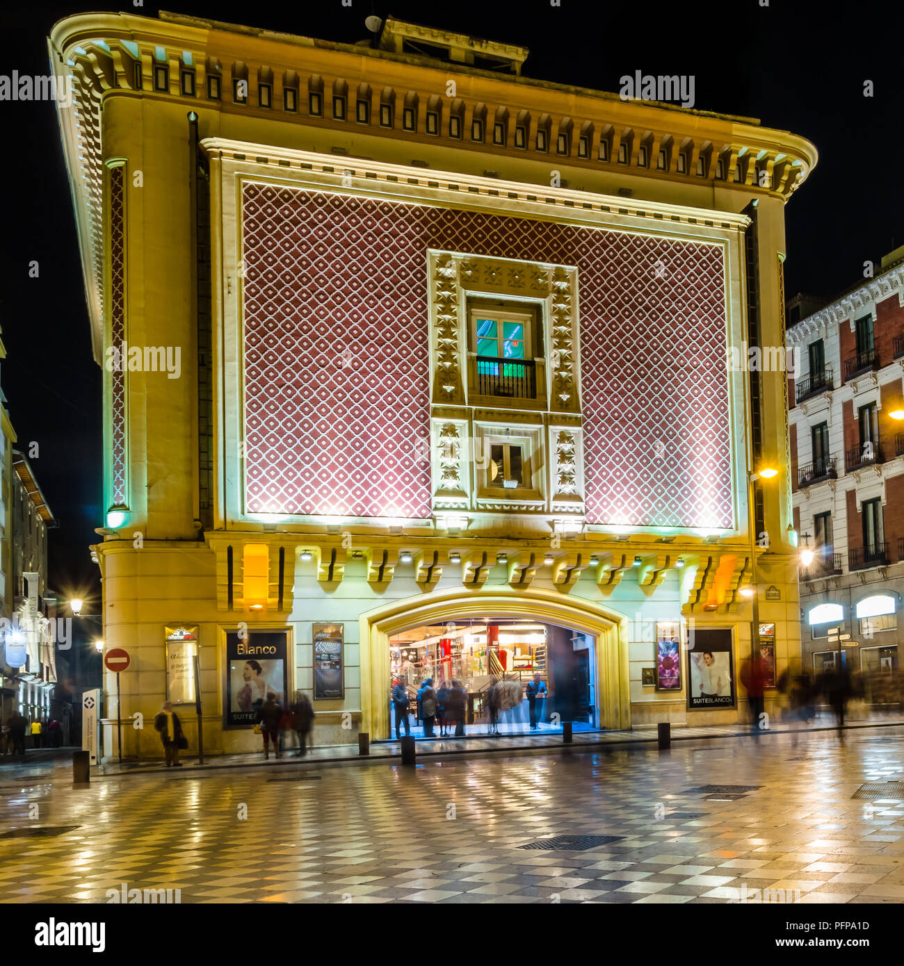 GRANADA, ESPAGNE - février 21, 2015 : Vue de nuit de la façade principale du cinéma Aliatar (Cine Aliatar), beau bâtiment de Granada, Espagne, conçu par Banque D'Images