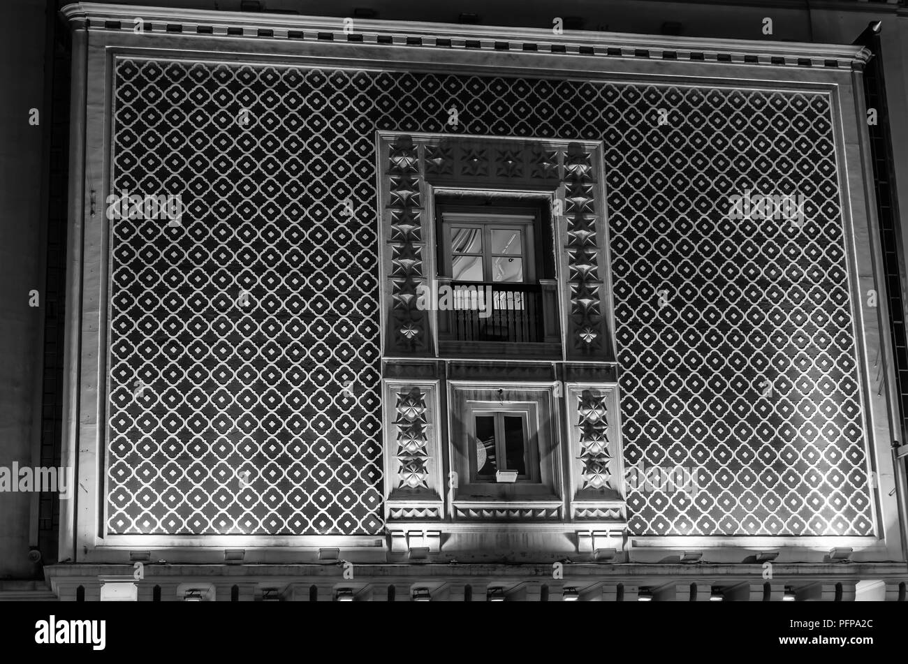 GRANADA, ESPAGNE - février 21, 2015 : Vue de nuit de la façade principale du cinéma Aliatar (Cine Aliatar), beau bâtiment de Granada, Espagne, conçu par Banque D'Images