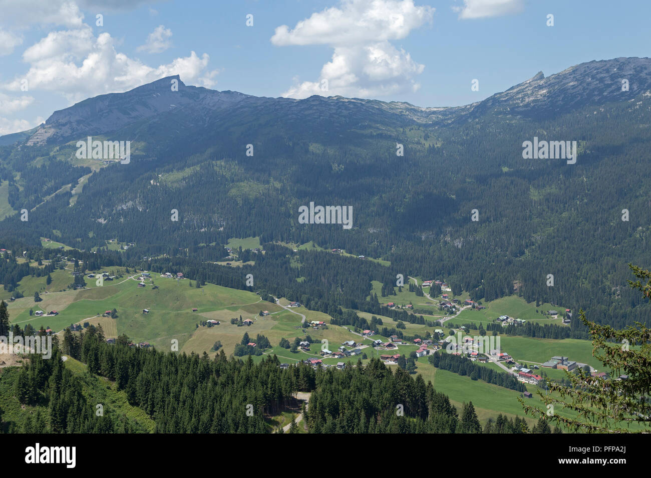 Vue panoramique sur la vallée Walser peu près de Riezlern, Autriche Banque D'Images