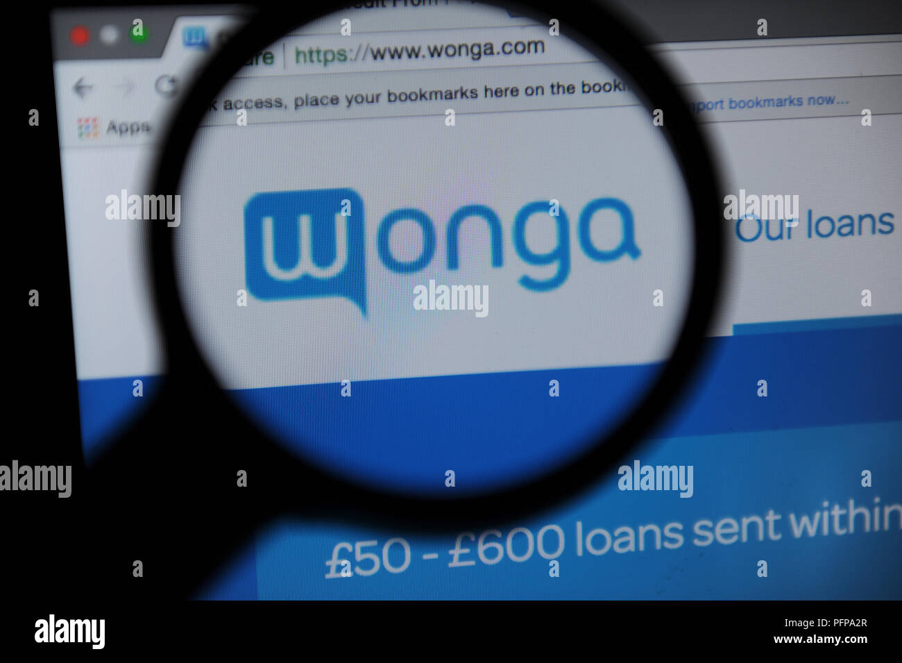 Le site web de Wonga vu à travers une loupe Banque D'Images