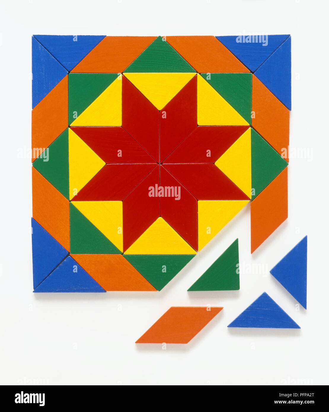 Puzzle de couleur multi-angulaire, pièces, certains sur le côté, close-up Banque D'Images