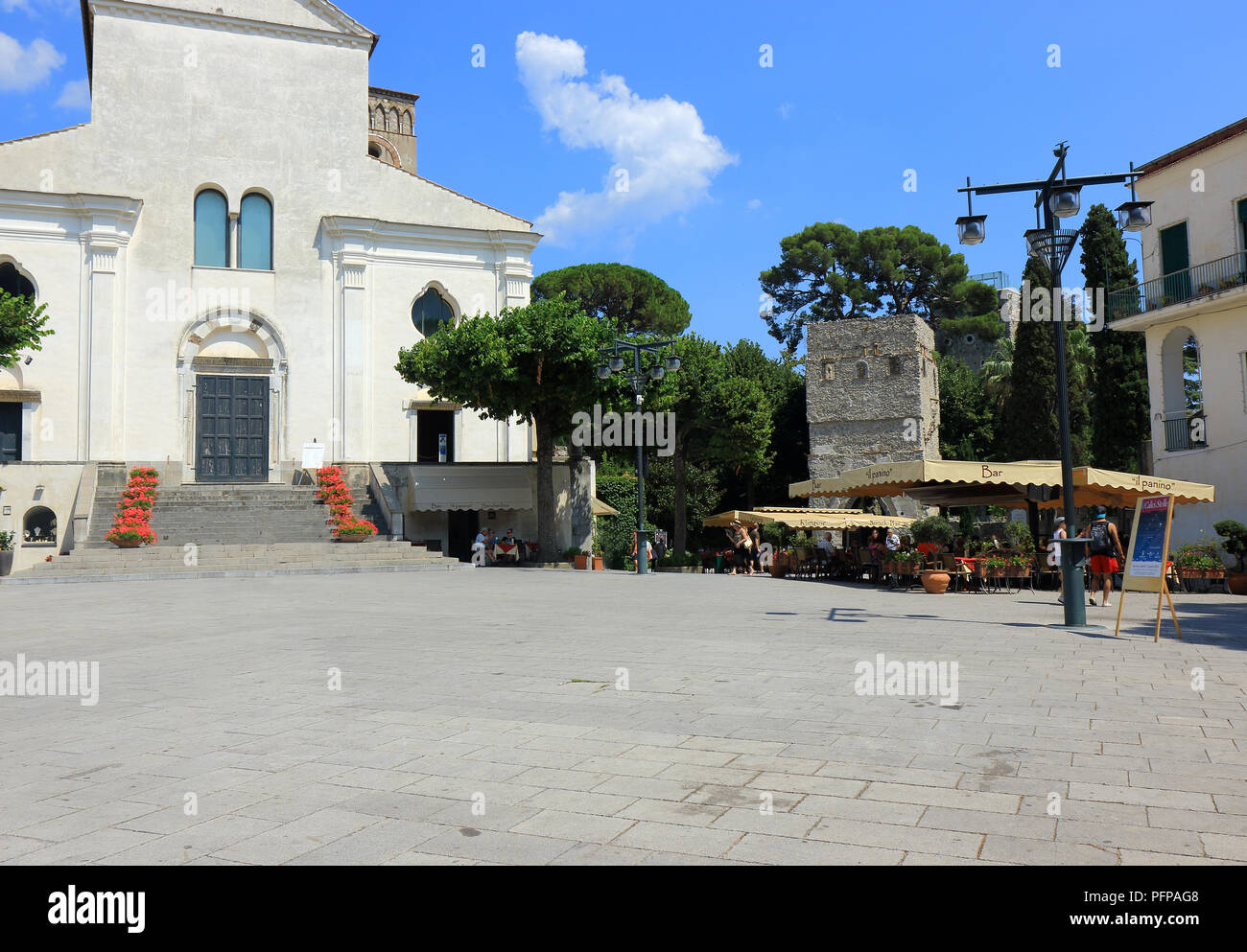 Les cafétérias et Duomo à la Piazzo Centrale de Ravello Banque D'Images