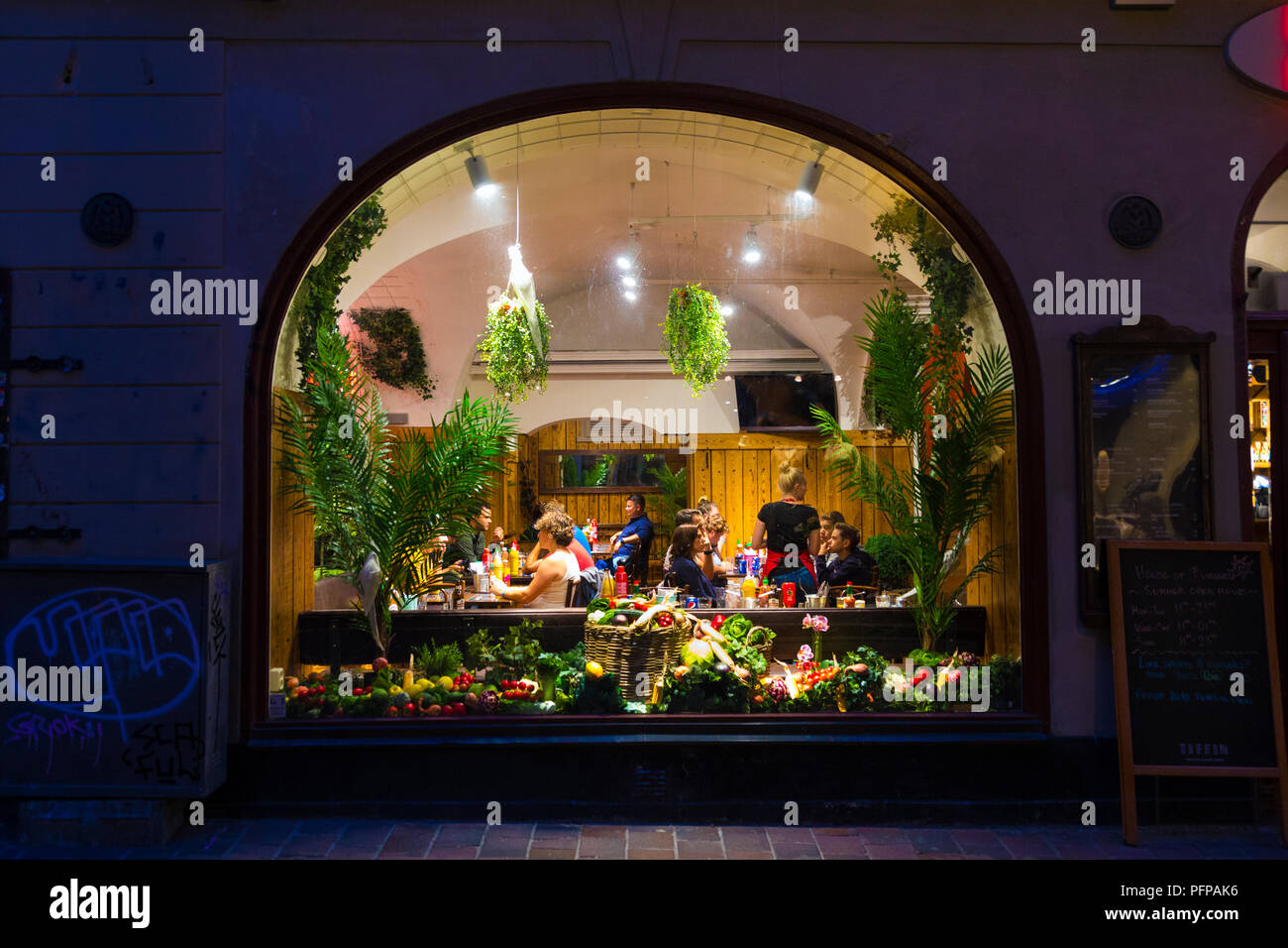 Une grande fenêtre en arc d'un restaurant diners assis à des tables à l'intérieur manger, Chambre des burgers, Gamla Stan (vieille ville), Stockholm, Suède Banque D'Images