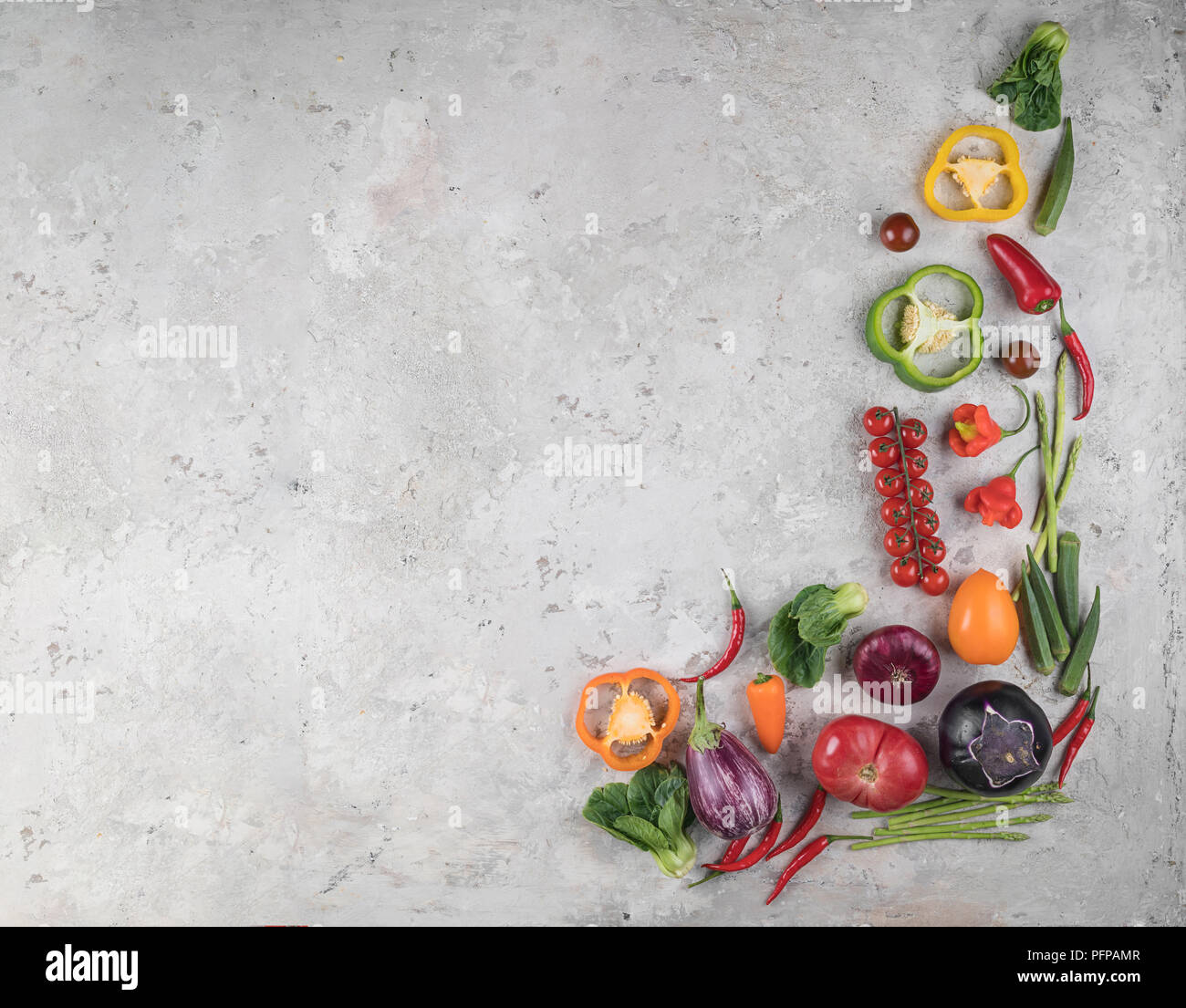 Fond d'aliments sains. Concept d'une alimentation saine, des légumes frais, des noix et des fruits. Sur un fond de bois. Vue d'en haut. Copier l'espace. Banque D'Images