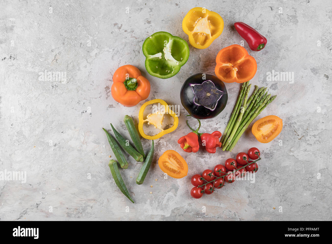 Fond d'aliments sains. Concept d'une alimentation saine, des légumes frais, des noix et des fruits. Sur un fond de bois. Vue d'en haut. Copier l'espace. Banque D'Images