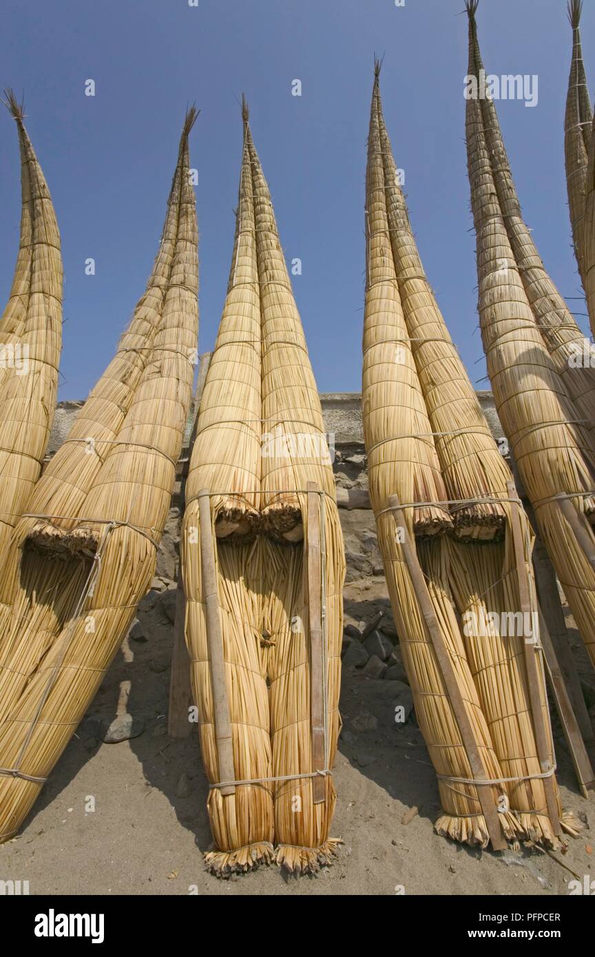 Pérou, Trujillo, Huanchaco, traditionnel totora reed bateaux de pêche sur la plage Banque D'Images
