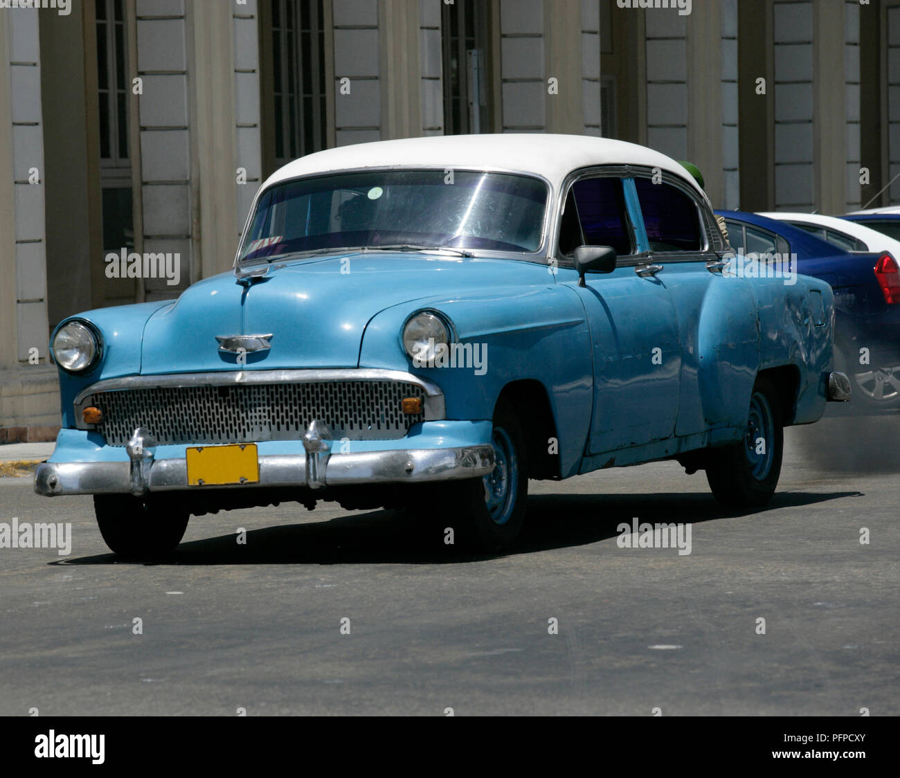 Cuba, La Havane, 1950 voiture américaine sur route en ville Banque D'Images