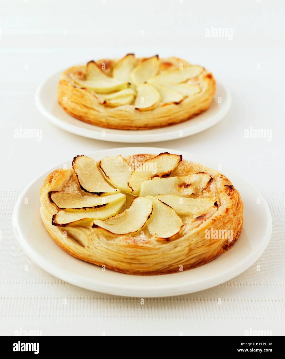 Galettes de Pomme et d'amande servi sur les plaques blanches Banque D'Images