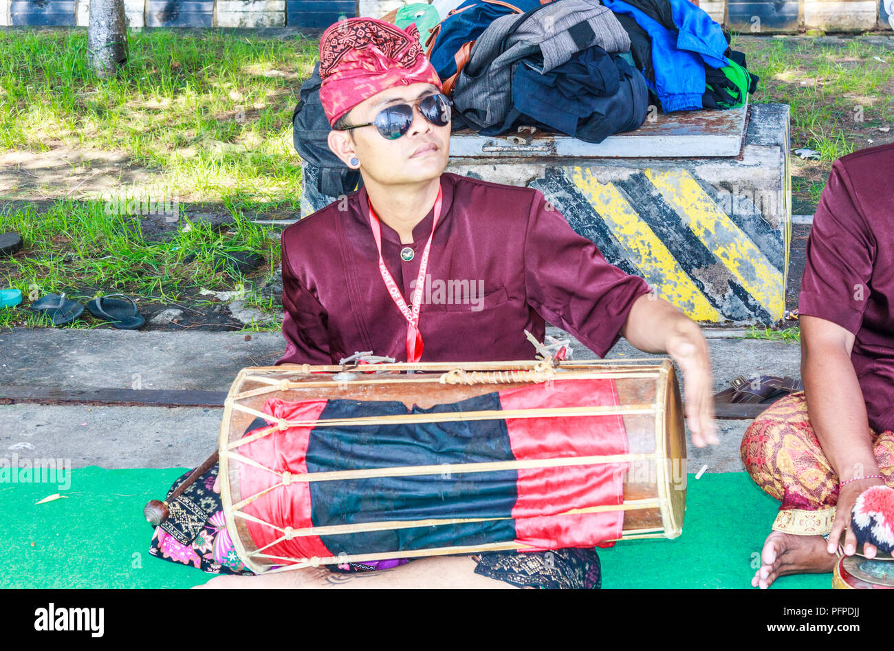 Bali, Indonésie - 18 novembre 2016. Groupe de musique traditionnel accueille les passagers des navires de croisière. Une fête de bienvenue répond à tous les navires. Banque D'Images