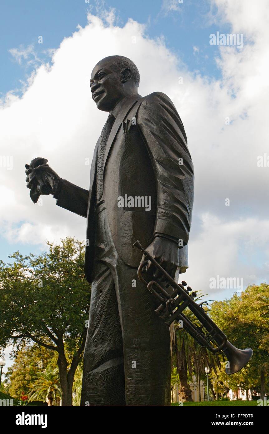 États-unis, Louisiane, Nouvelle Orléans, Louis Armstrong Park, statue en  bronze de Luis Armstrong tenant une trompette Photo Stock - Alamy