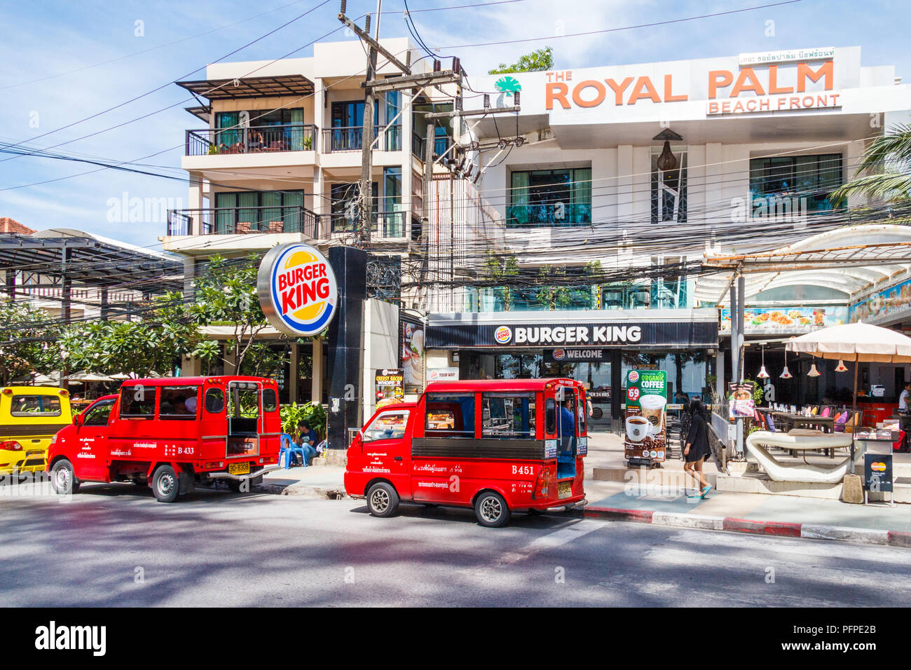 Patong, Thaïlande - 15 avril 2017 : Tuk Tuks attendent les clients à l'extérieur de Burger King. Le restaurant est bien connu, la chaîne américaine Banque D'Images Patong, Thaïlande - 15 avril 2017 : Tuk Tuks attendent les clients à l'extérieur de Burger King. Le restaurant est bien connu, la chaîne américaine Banque D'Images