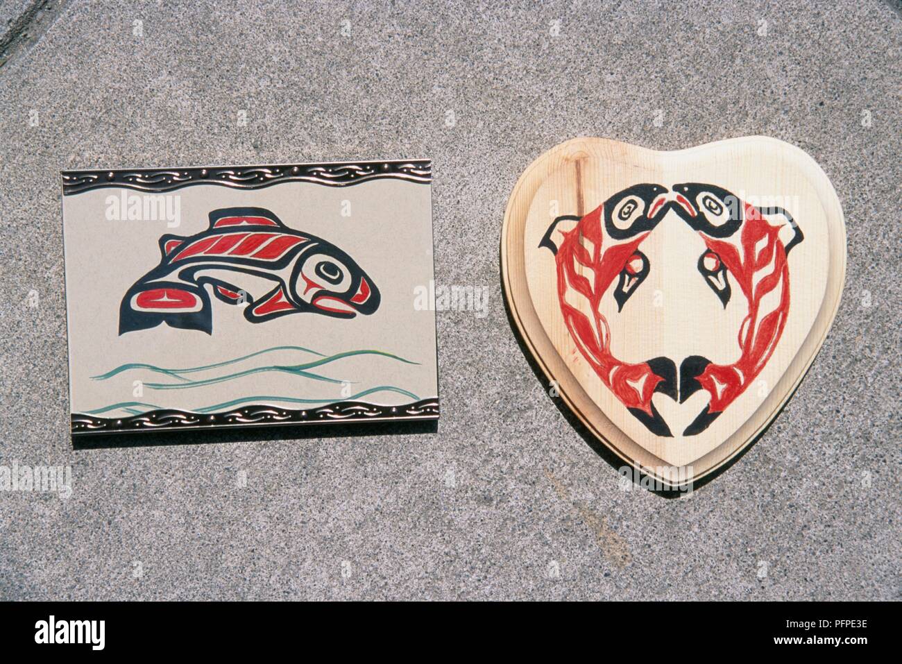 Deux peintures de poissons autochtones américaines Banque D'Images