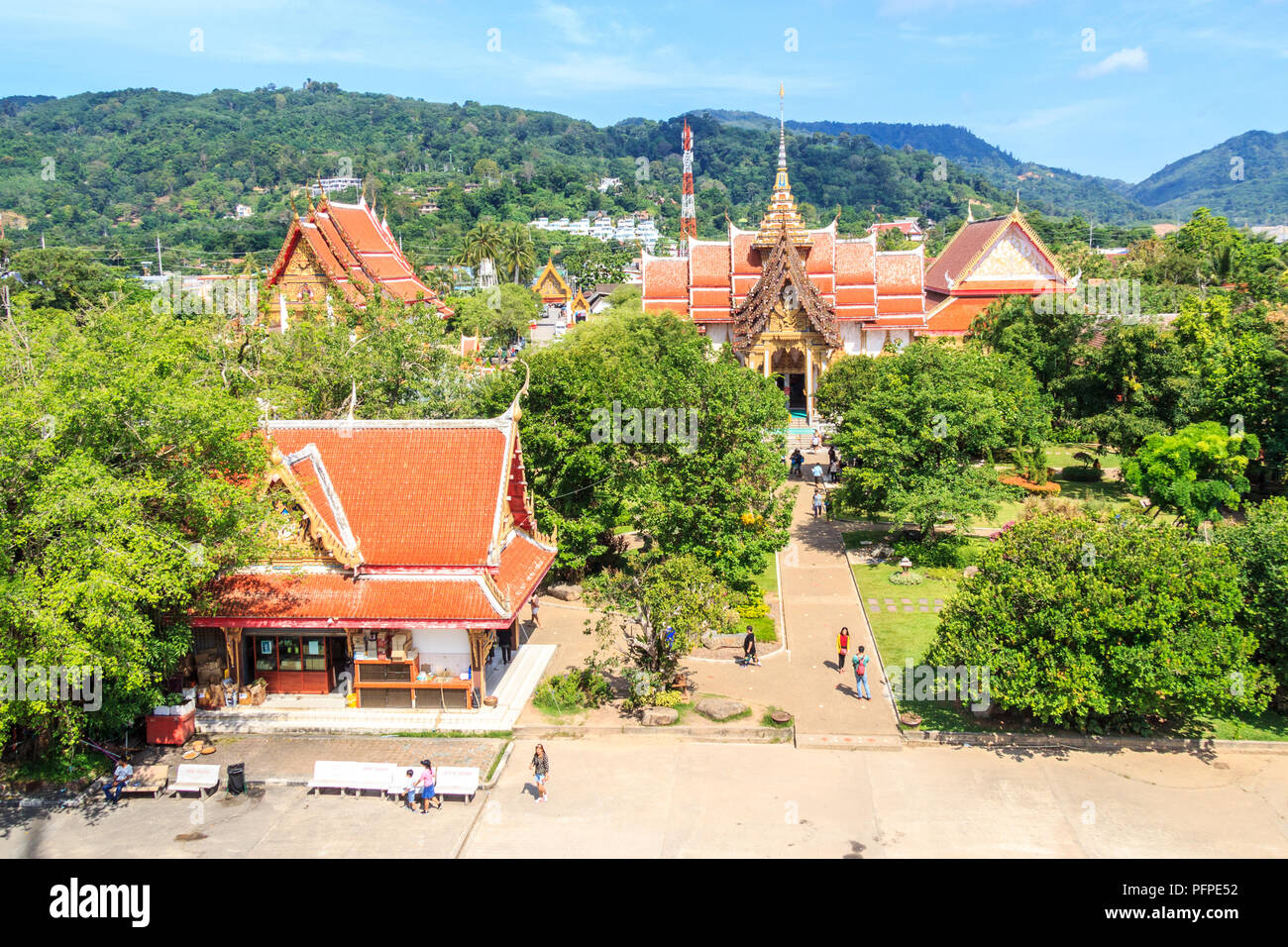 Chalong, Phuket - 16 Avril 2017 : vue sur le temple de Chalong. Ce plus important temple, Phuket Banque D'Images Chalong, Phuket - 16 Avril 2017 : vue sur le temple de Chalong. Ce plus important temple, Phuket Banque D'Images