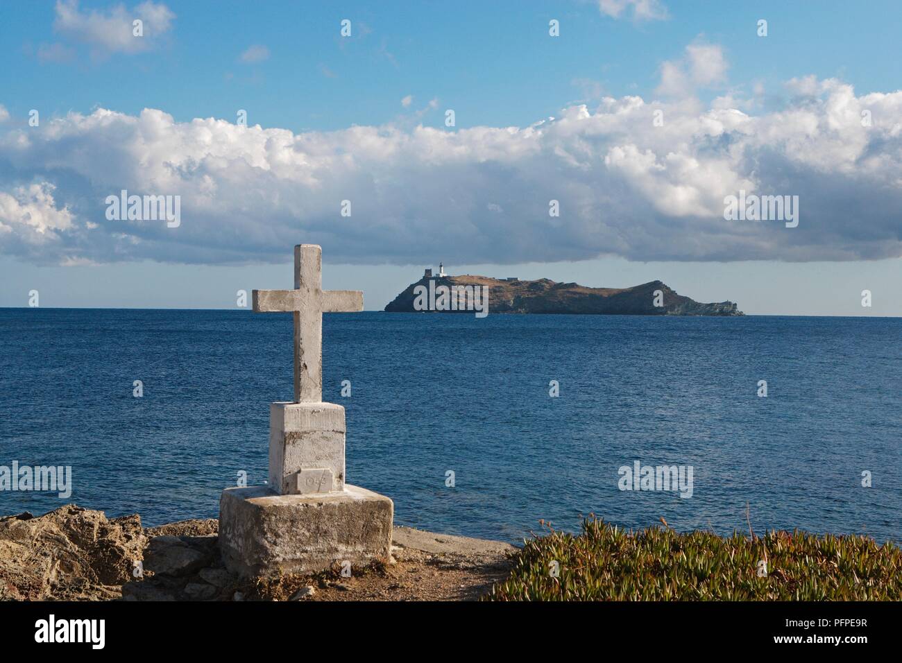 La Corse, Ile de la Giraglia vu de Tollare et croix chrétienne sur le littoral Banque D'Images