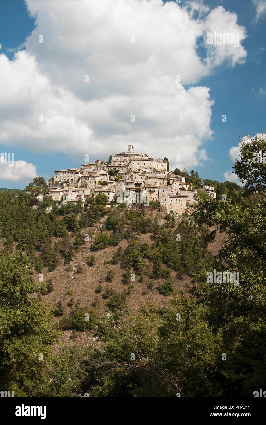 Italie, province de Rieti, village médiéval construit au sommet de la colline escarpée avec des nuages blancs et ciel bleu au-dessus Banque D'Images