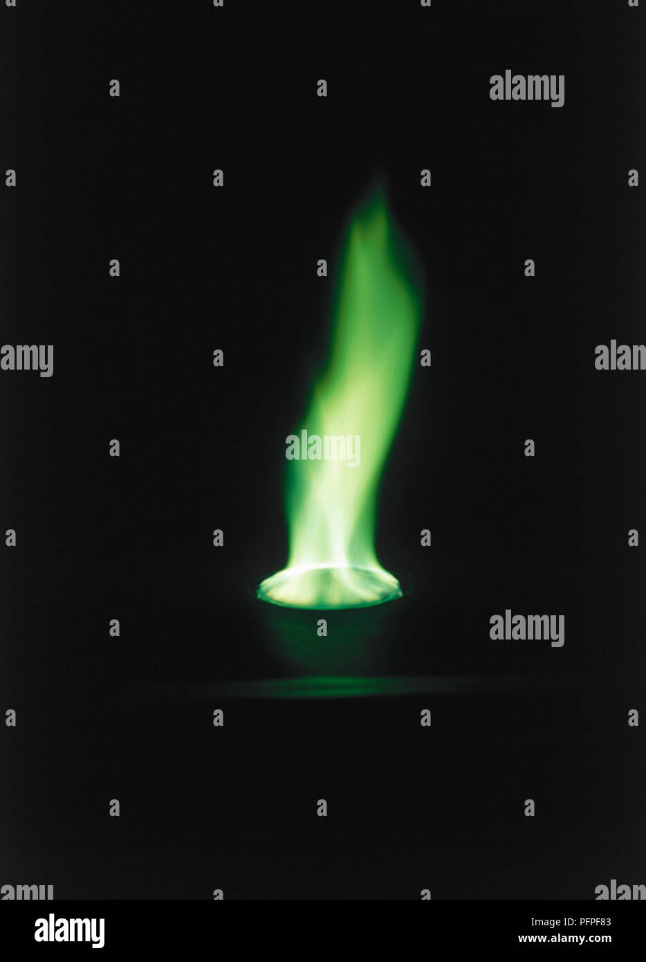 Flamme Verte, des sels de cuivre burning Photo Stock - Alamy