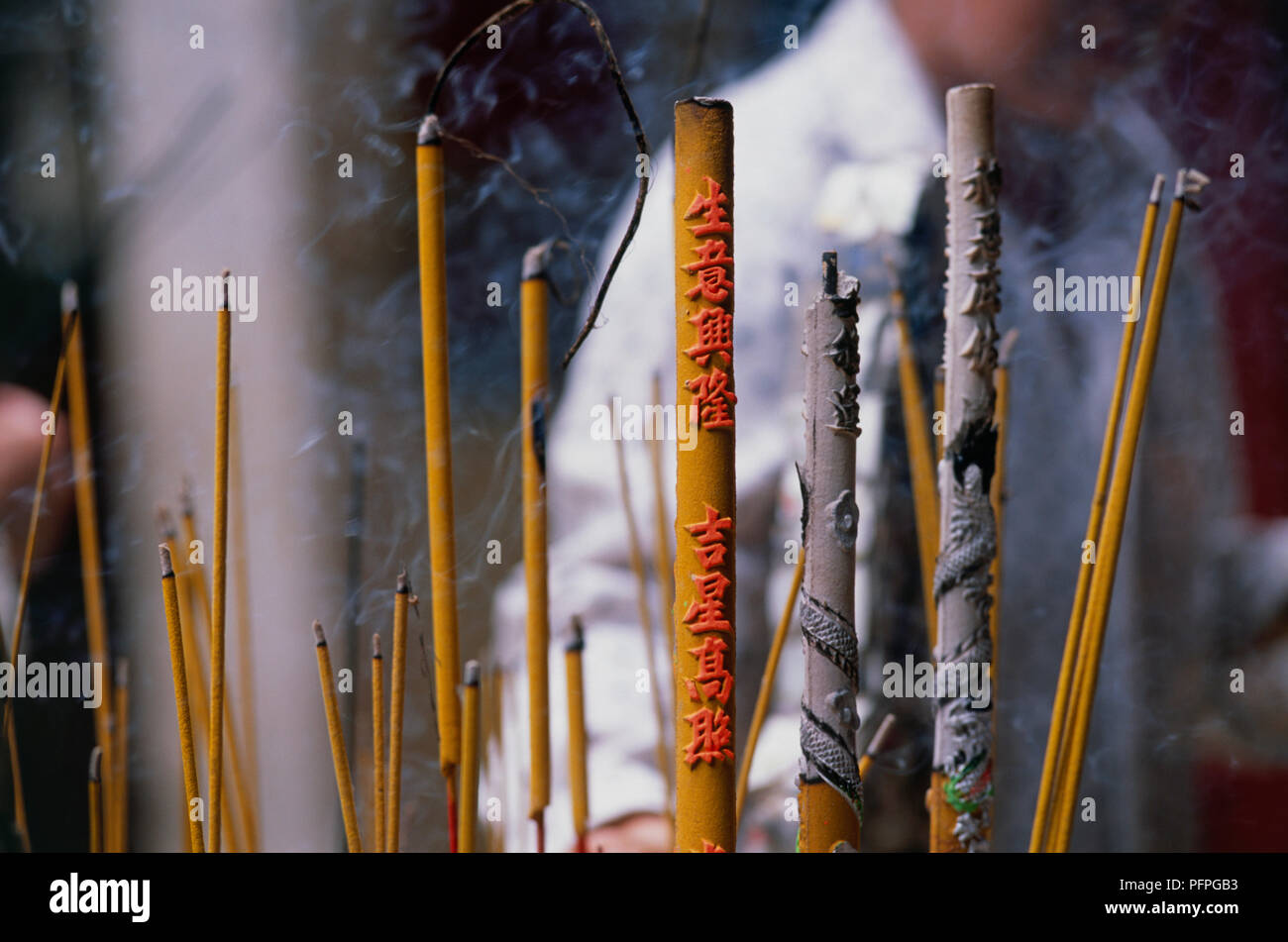 Vietnam, Ho Chi Minh Ville, la combustion d'encens dans le Van Duyet Temple Banque D'Images