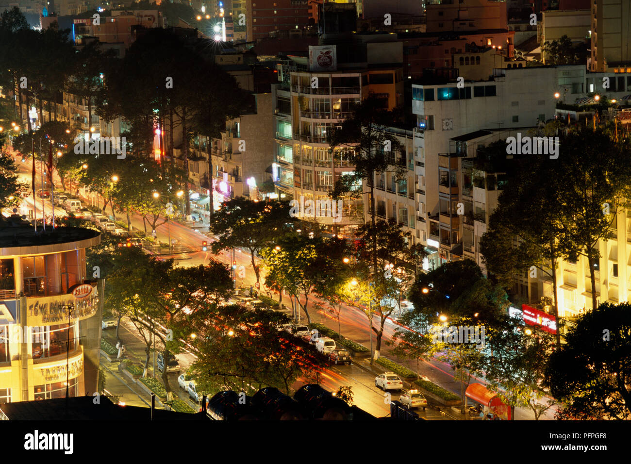 Vietnam, Ho Chi Minh Ville, Rue Le Loi éclairée la nuit Banque D'Images
