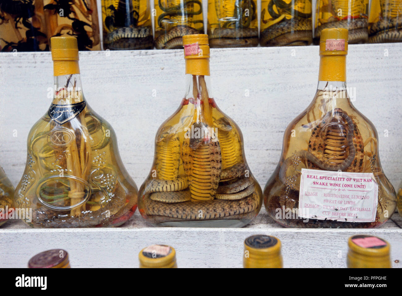Trois bouteilles de vin de riz vietnamiens snake au marché de Cu Chi, close-up Banque D'Images