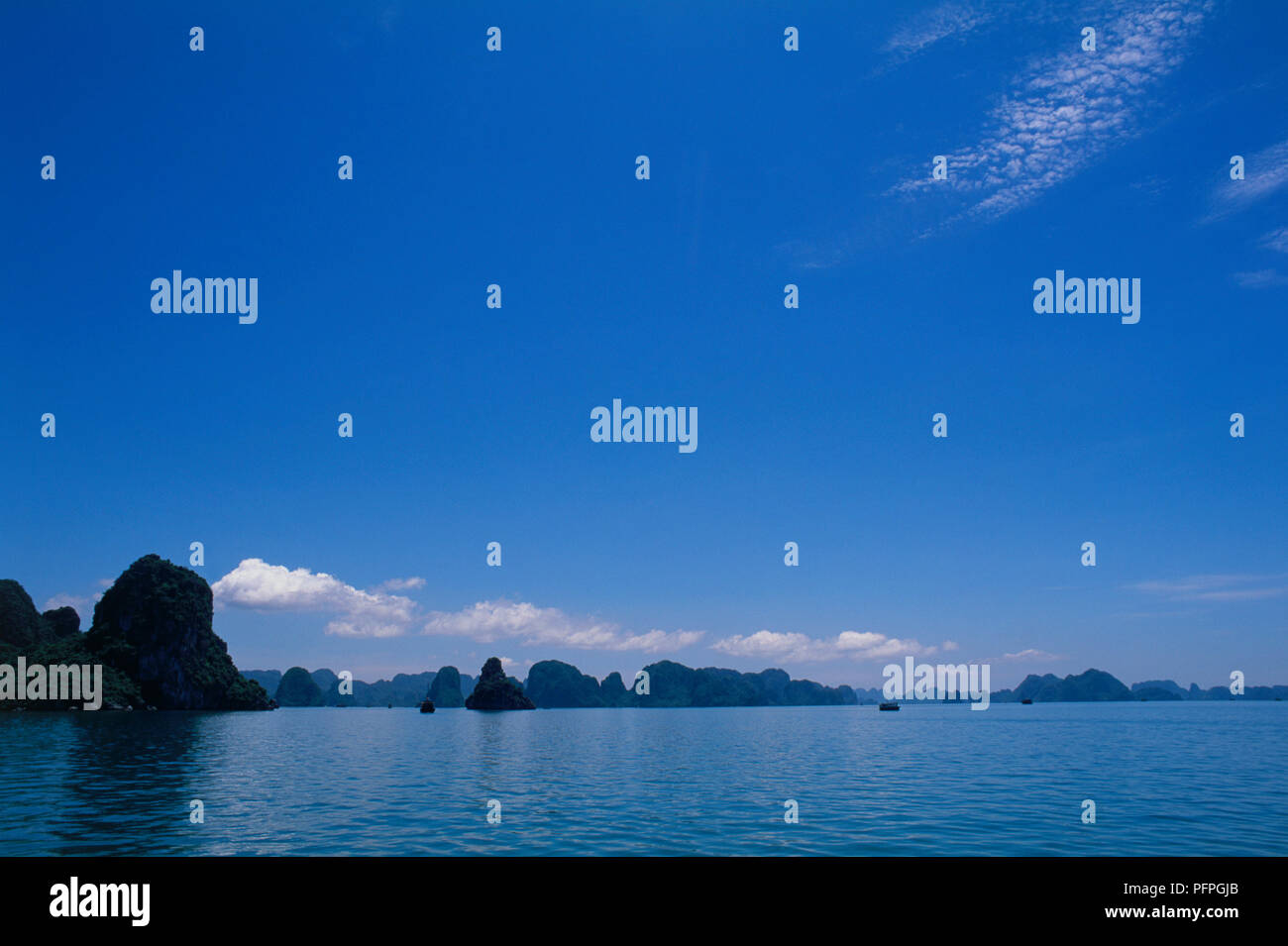 Vietnam, la baie d'Halong, ciel bleu au-dessus de la mer sur le littoral de karst calcaire Banque D'Images