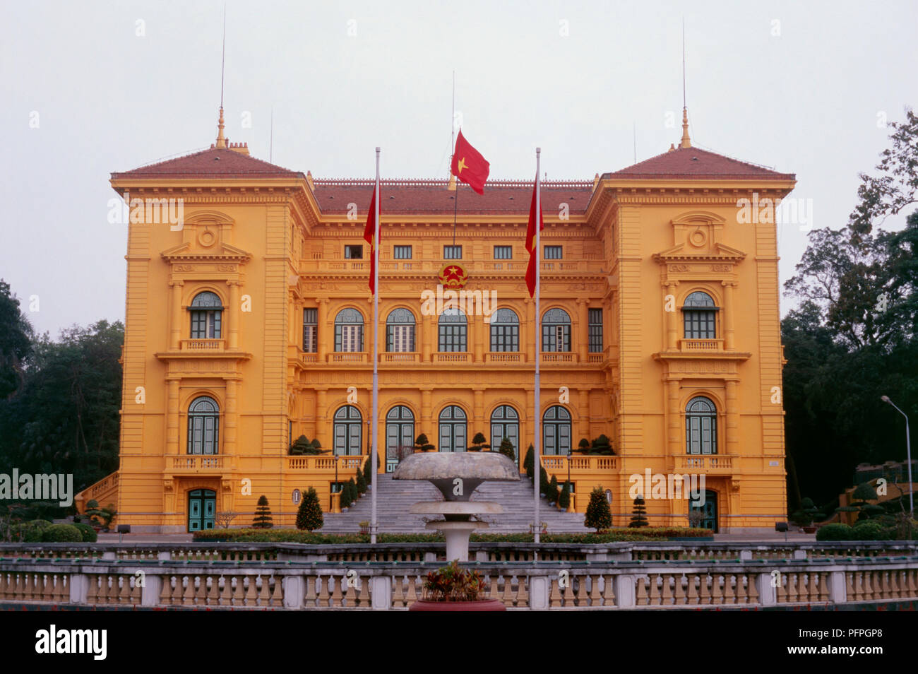 Vietnam, Hanoi, le palais présidentiel, jaune de façade coloniale française au début du xxe siècle Banque D'Images
