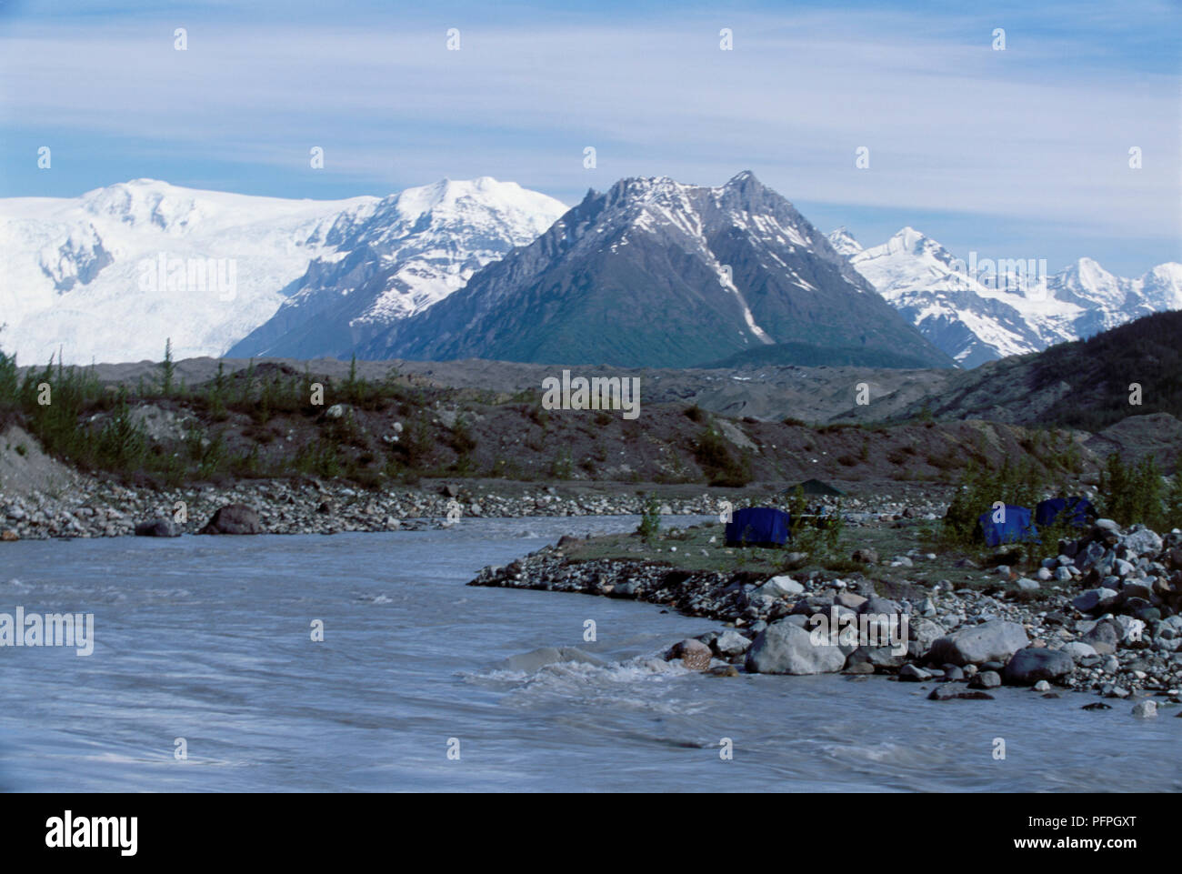 USA, Alaska, chemin McCarthy, des tentes sur les bords de la rivière avec Wrangell-St. Elias National Park et préserver les montagnes en arrière-plan Banque D'Images