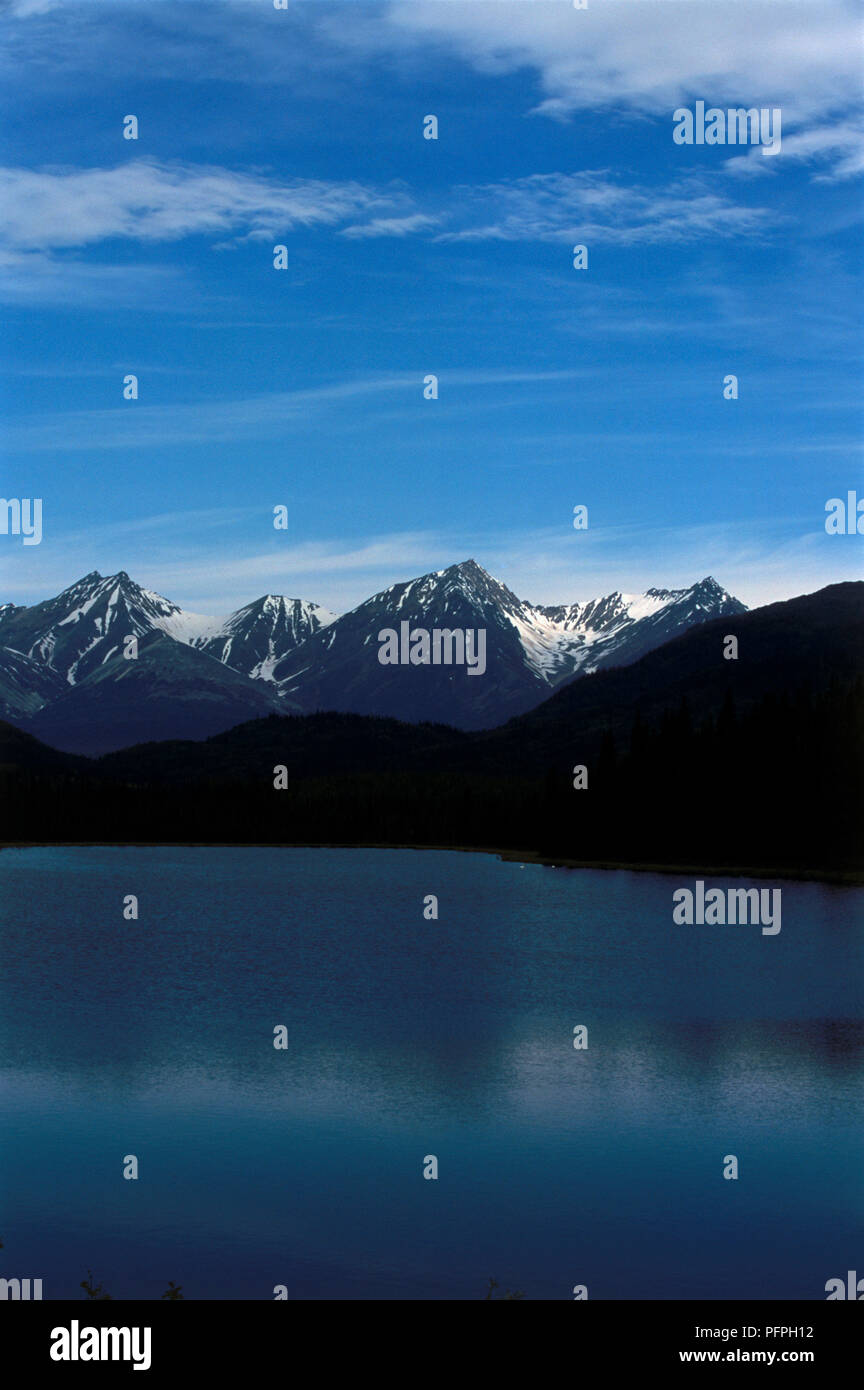 USA, Alaska, Wrangell-St. Elias National Park et préserver les montagnes, vu à travers le lac de chemin McCarthy Banque D'Images