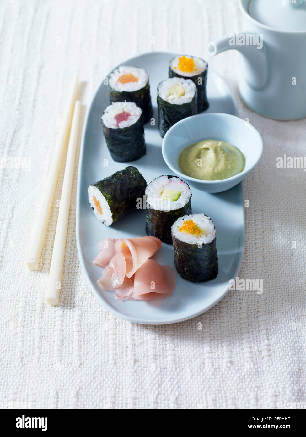 Nori-maki servi sur plat avec de la pâte de wasabi et de gingembre mariné Banque D'Images