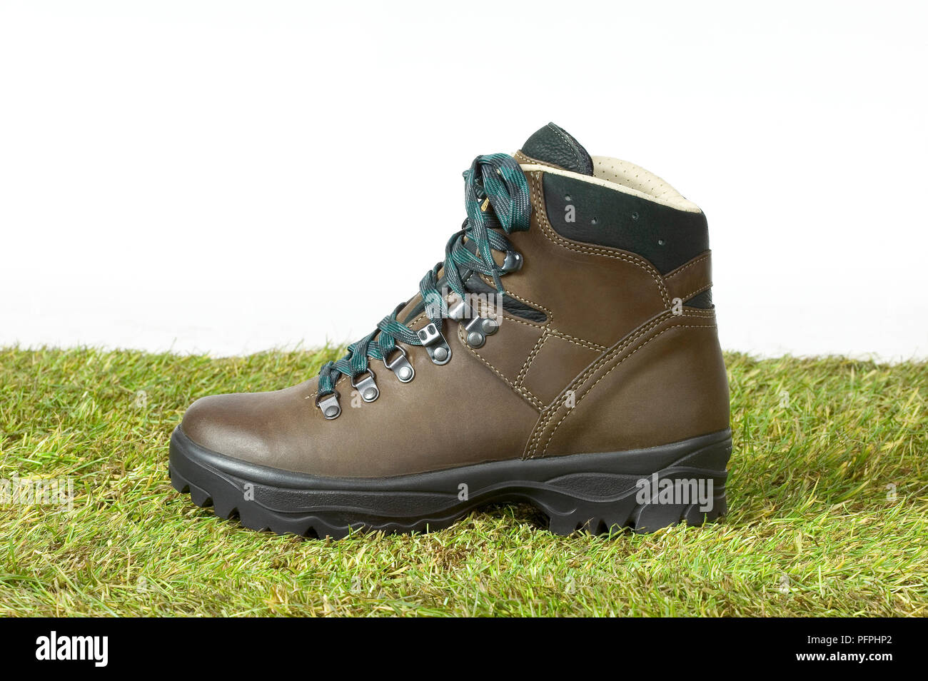 Brown randonnées boot sur grass, close-up Banque D'Images