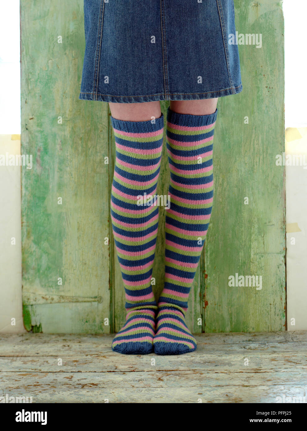 Knee length socks Banque de photographies et d'images à haute résolution -  Alamy