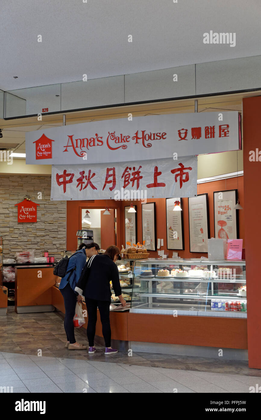 Deux Chinois les femmes canadiennes en Anna's Cake House Bakery, Lansdowne Center shopping mall de Richmond, BC, Canada Banque D'Images