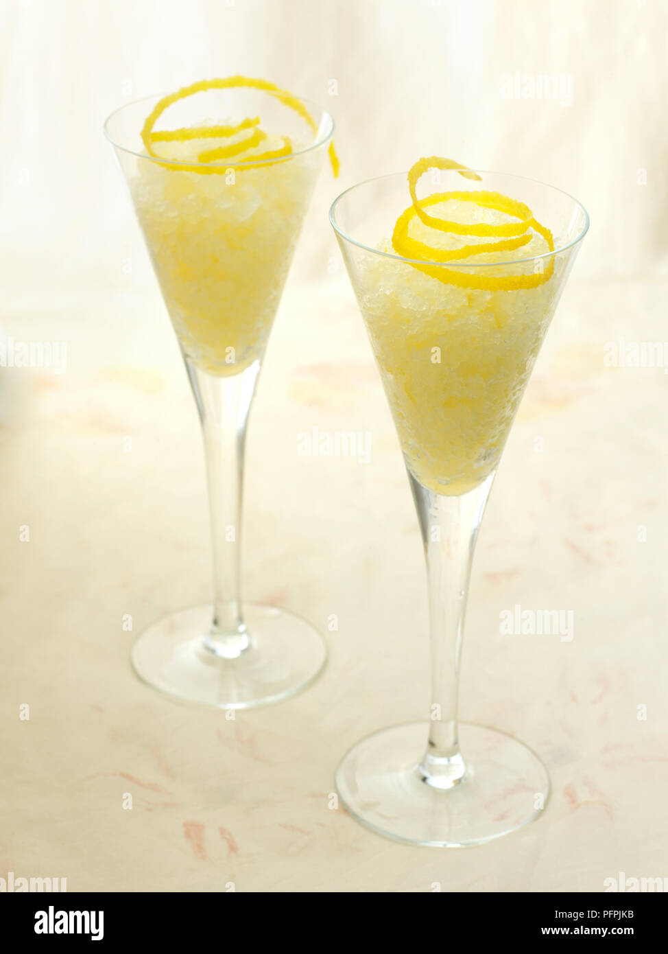 Granita au citron servi dans des verres à cocktail Banque D'Images