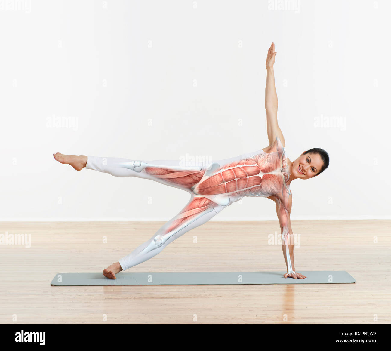 La structure musculaire superposée à corps de femme s'étendant l'exercice sur tapis d'exercice Banque D'Images