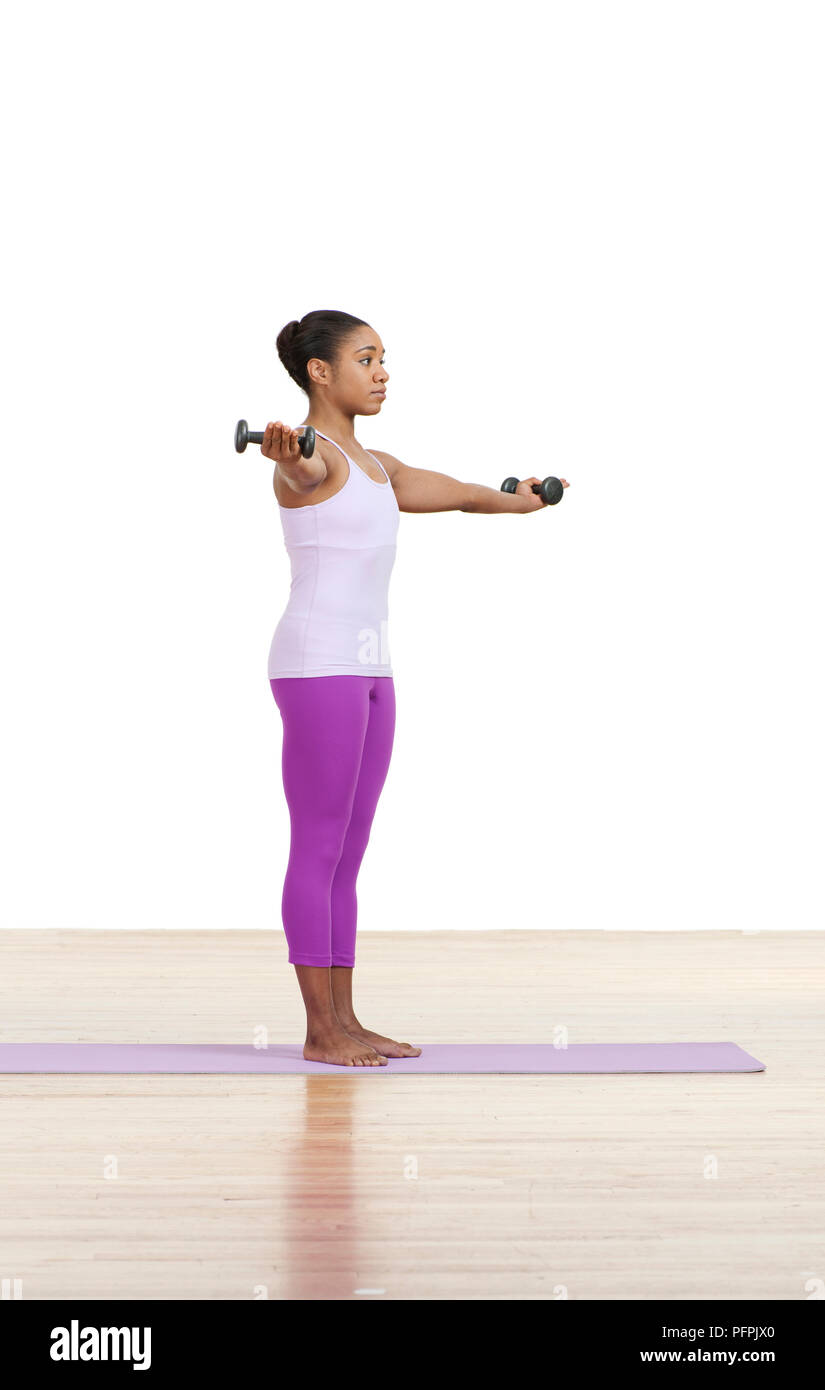 Femme pratiquant Pilates boucles latérales avec haltères exercice mat, side  view Photo Stock - Alamy