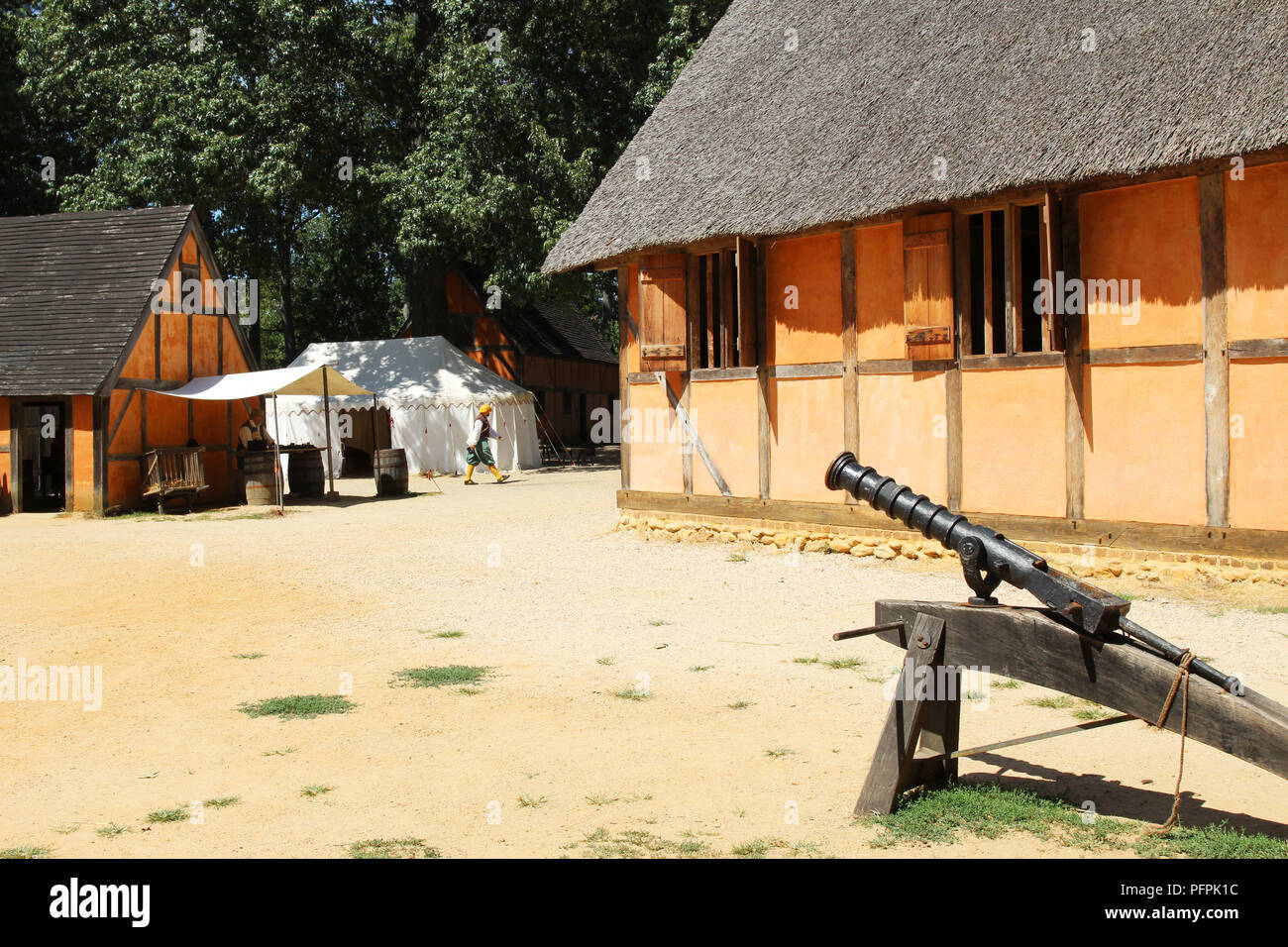 Recréé intérieur de la James Fort lors de l'historique Jamestown Settlement, New York, USA Banque D'Images