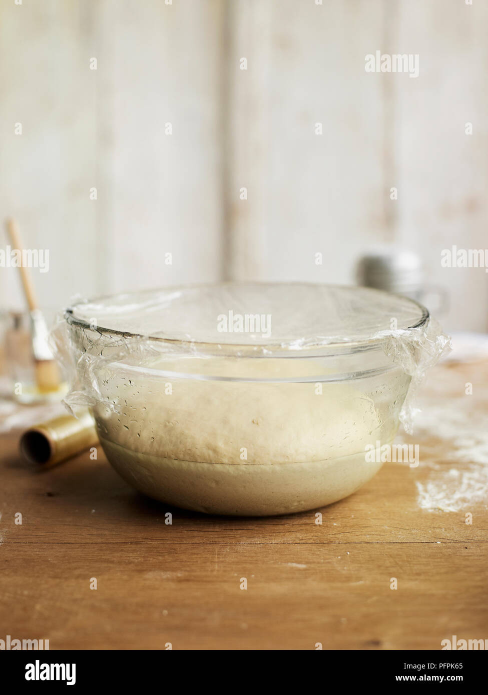 La hausse de la pâte à pain dans un bol, couverts de Ziploc® Banque D'Images