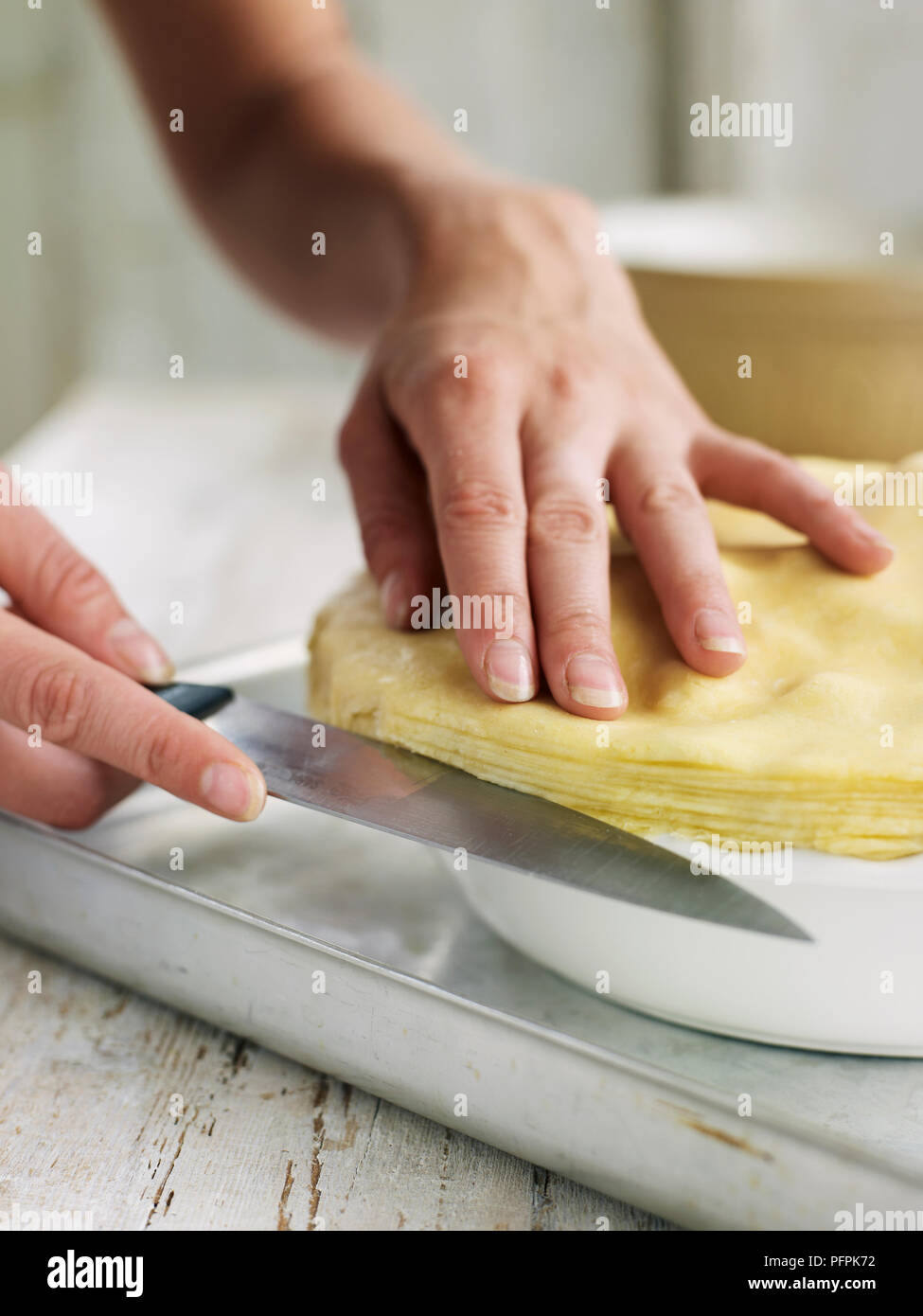 Tapping couteau en bord de pâte à tarte (claquement), pour former des couches et permettre à l'air, de sorte que les couches peuvent gonfler et séparés pendant la cuisson Banque D'Images