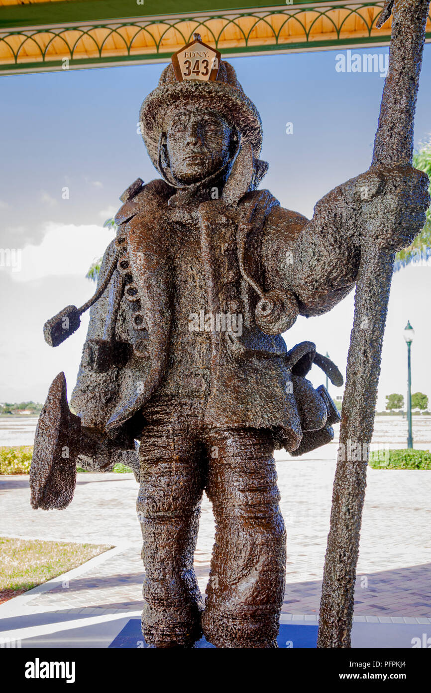 Mémorial public à Pembroke Pines, en Floride à l'aide de métaux lourds du World Trade Center. Benoit Menasche et Felix Gonzalez artistes sculpture locale en Flo Banque D'Images