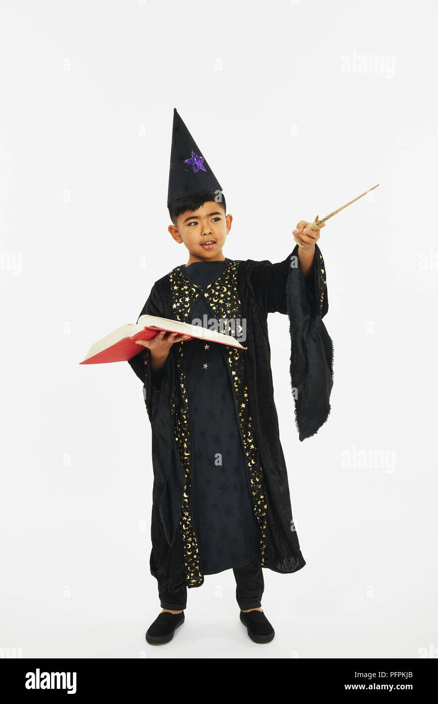 Avec l'assistant d'un livre et d'une baguette magique Banque D'Images