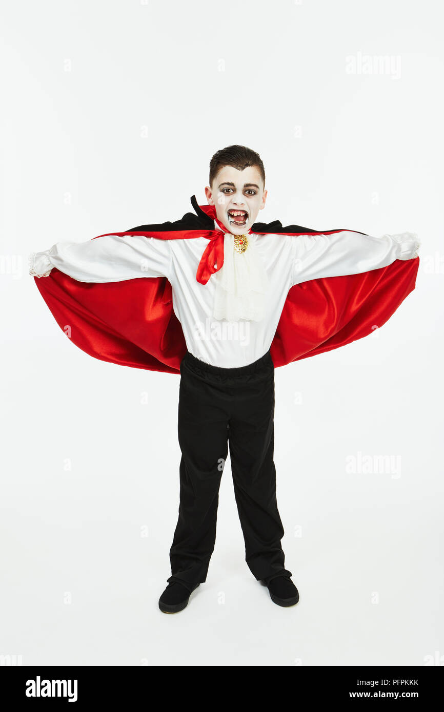 Enfant habillé en Vampire pour Halloween Banque D'Images